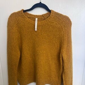 Aritzia/Babaton mustard yellow sweater 💛